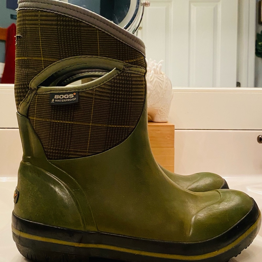 Bogs! Size 7! Good condition, scuffs on front